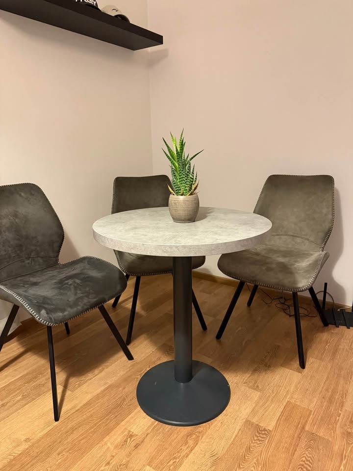 Jídelní stůl kulatý šedý