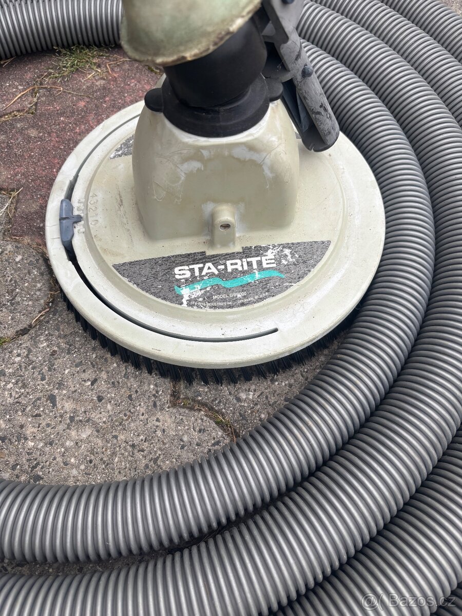 Automatický vysavač do bazénu s hadicí