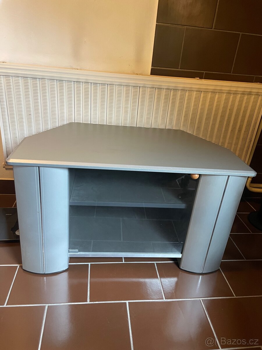 Rohový stůl pod televizi