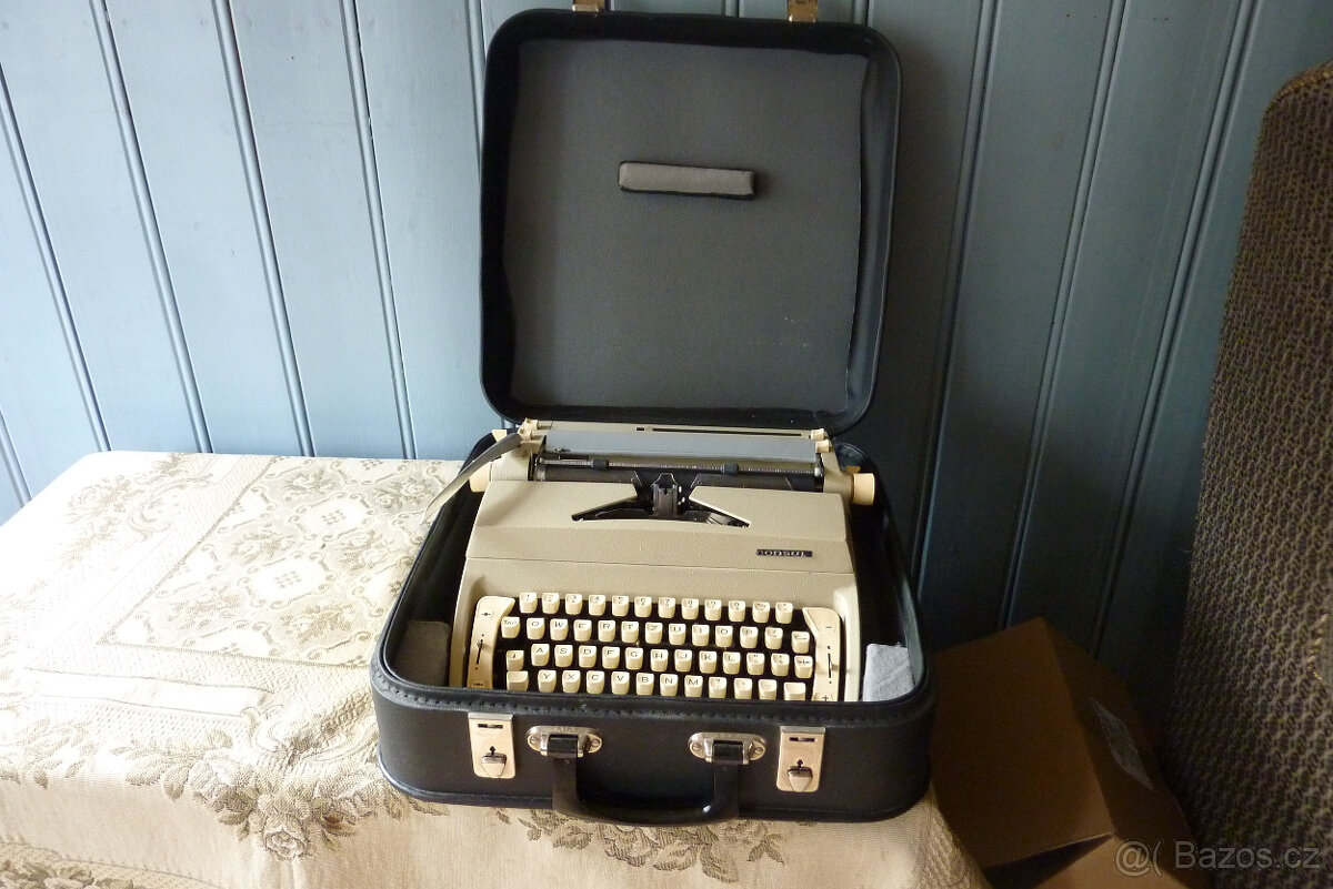 Psací stroj CONSUL kufříkový
