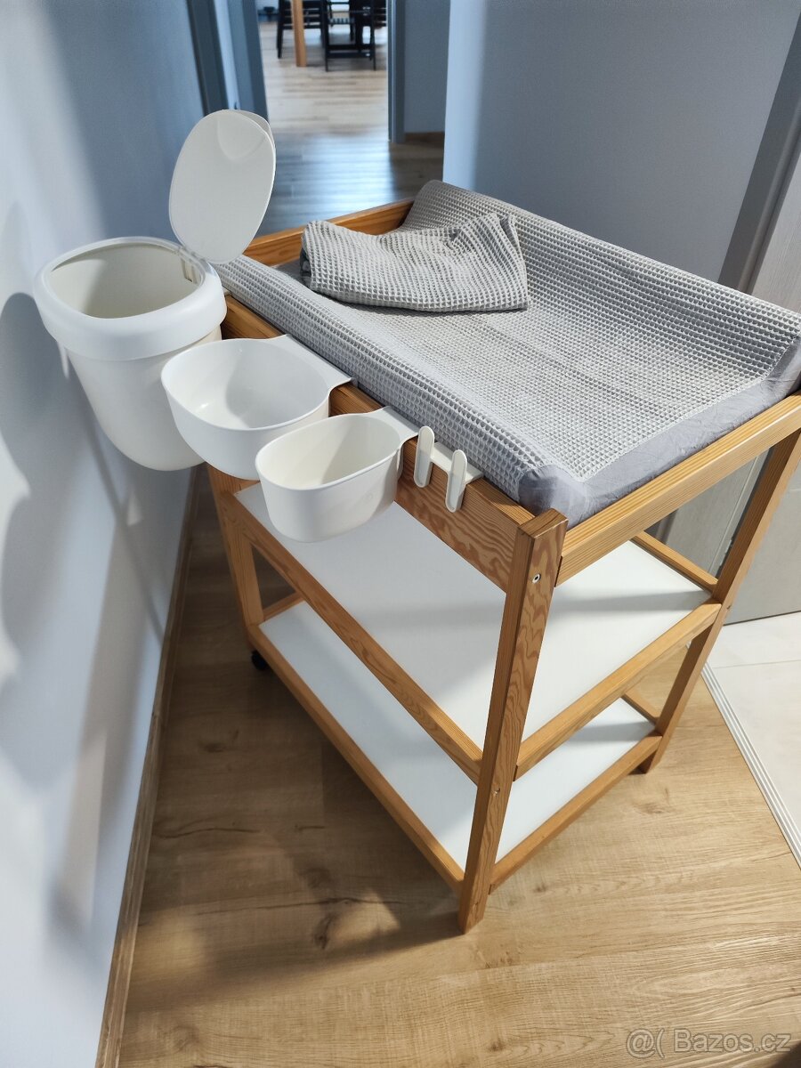 Přebalovací pult s příslušenstvím