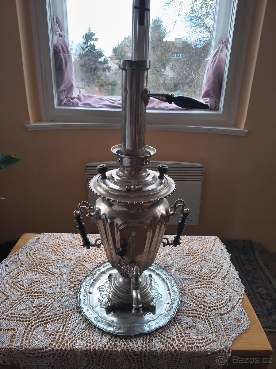 Samovar s podnosem