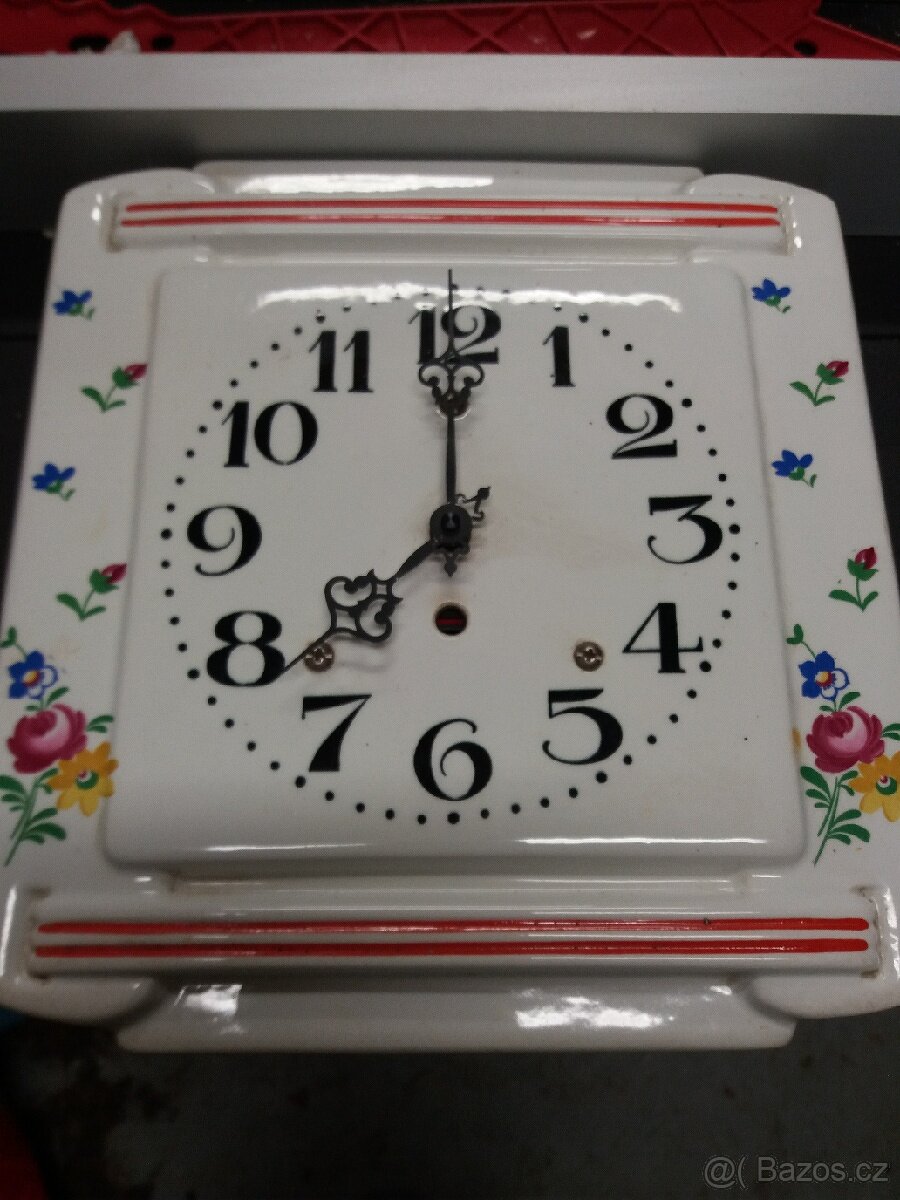 Staré porcelánové hodiny