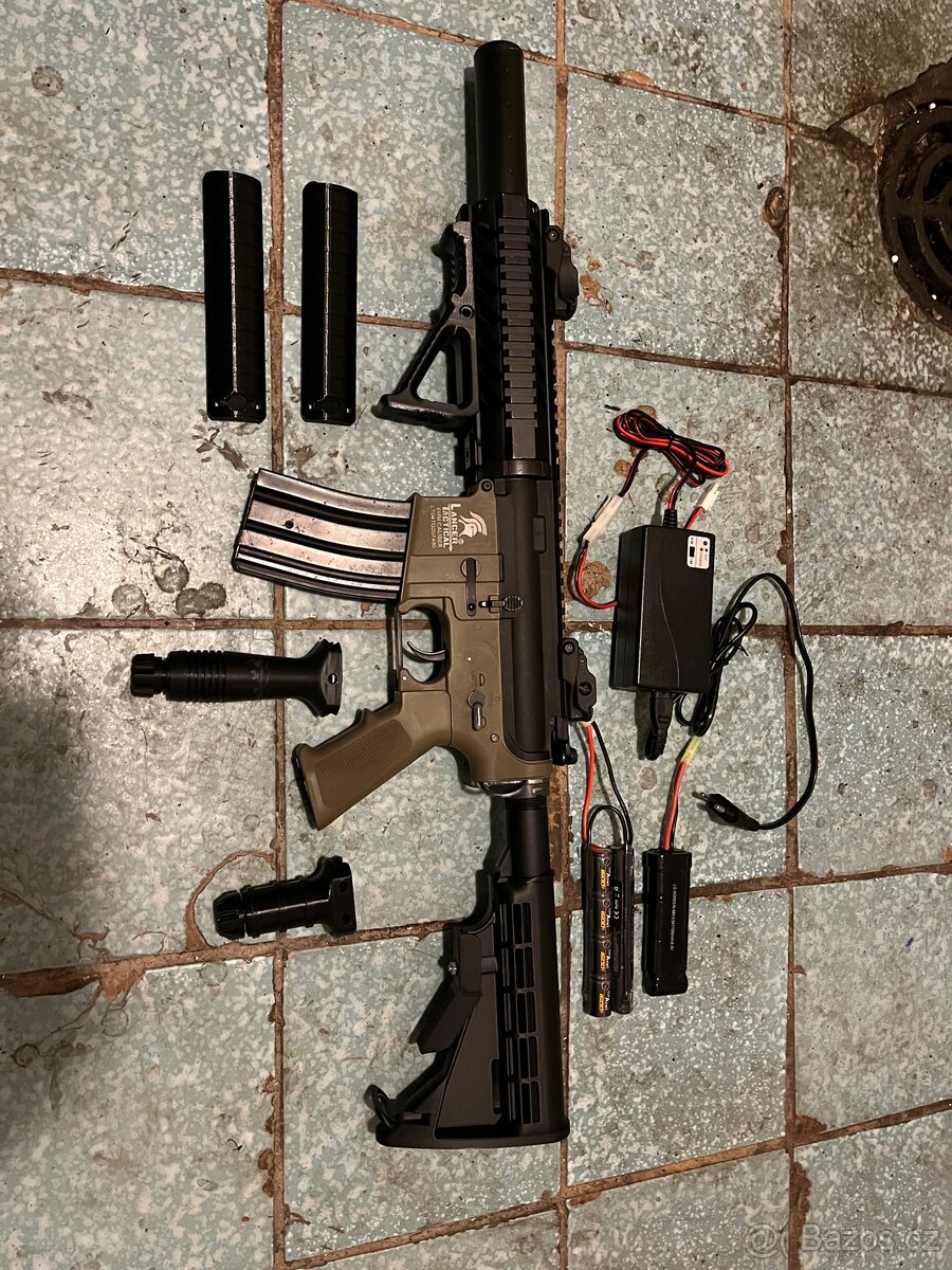 Airsoft M4/AR15 útočná puška s příslušenstvím