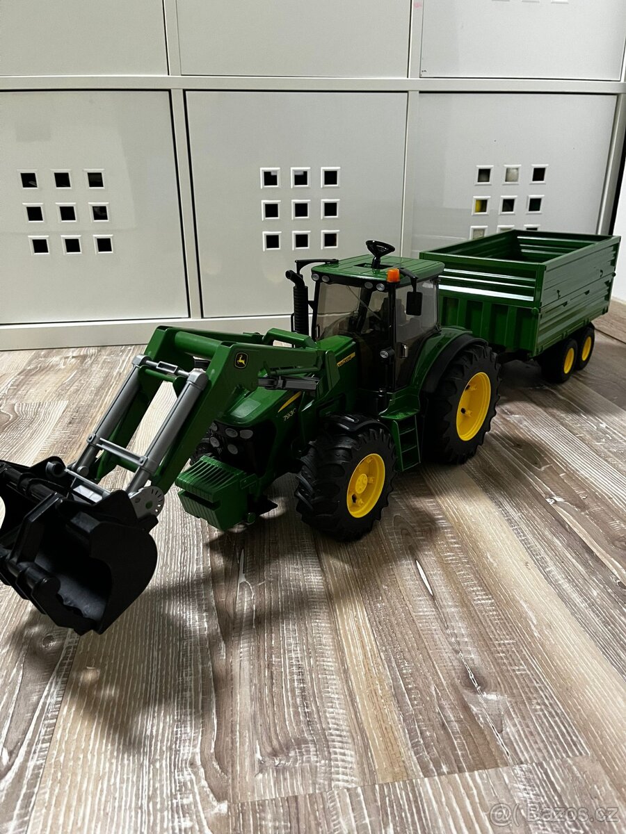 BRUDER Traktor John Deer s nakladačem a přívěsem