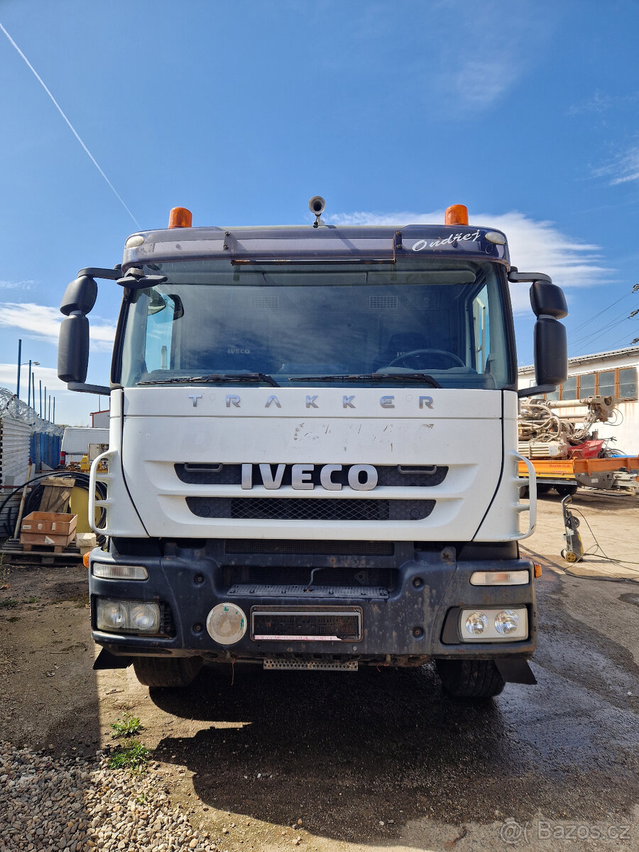IVECO TRAKKER 6X4 valník s hydraulickou rukou