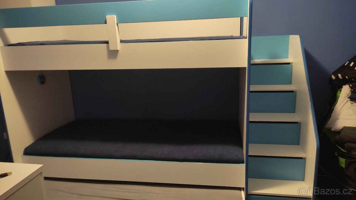Patrová postel se schůdky, 3 lůžka