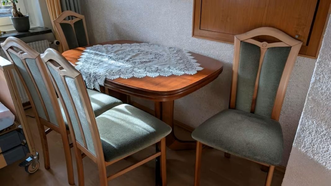 Stůl jídelní rozkládací a 4 židle - masivní