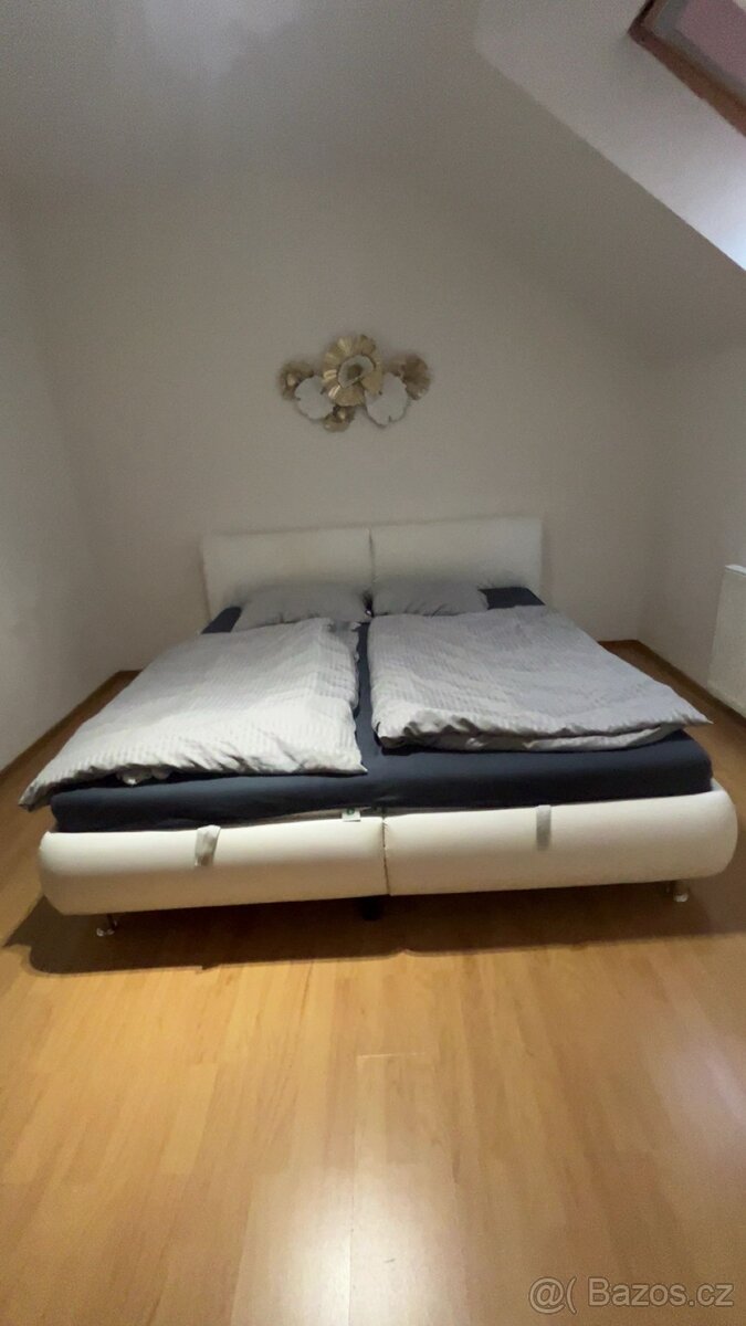Dvoulůžková postel