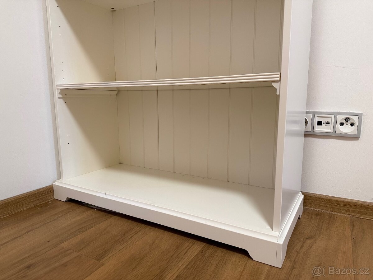 Bílá knihovna ve velmi dobrém stavu