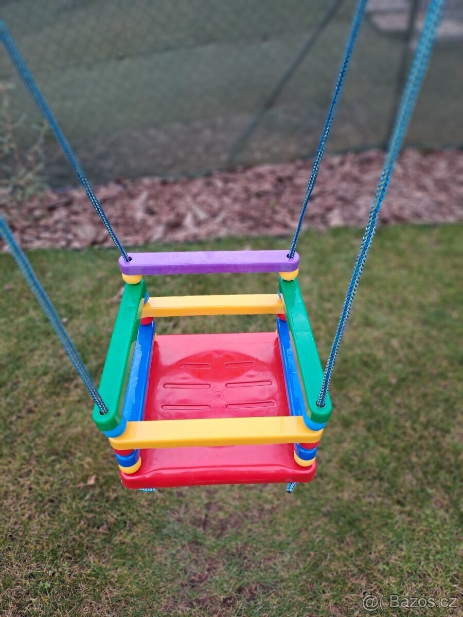 Barevná houpačka pro nejmenší děti