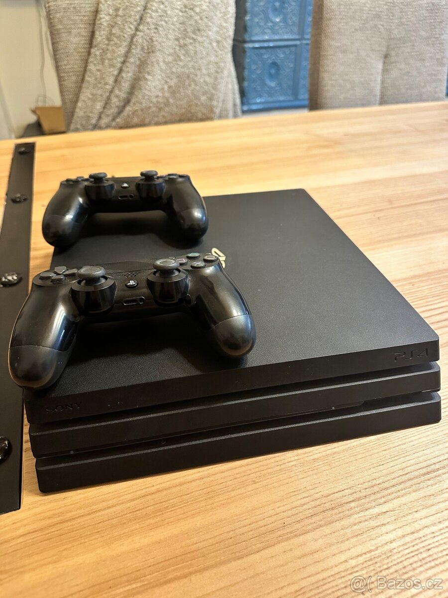 PlayStation 4 Pro – skvělý stav + 2 ovladače