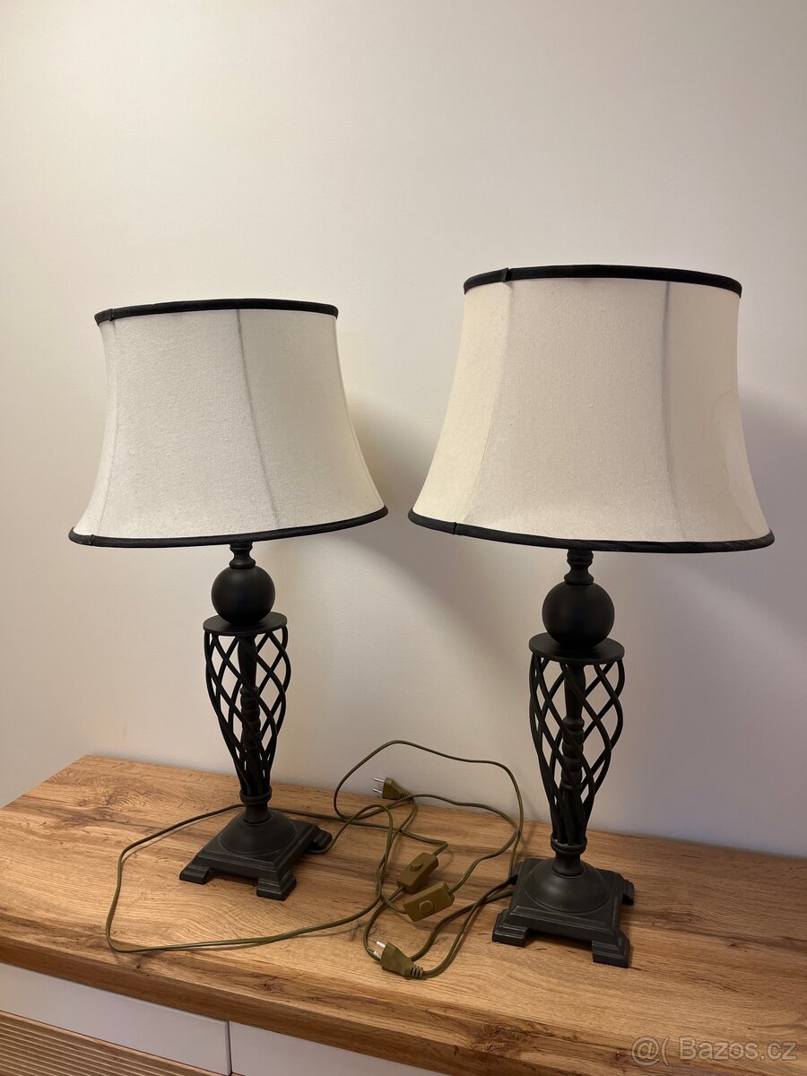 Dvě kovové lampy se stínidlem