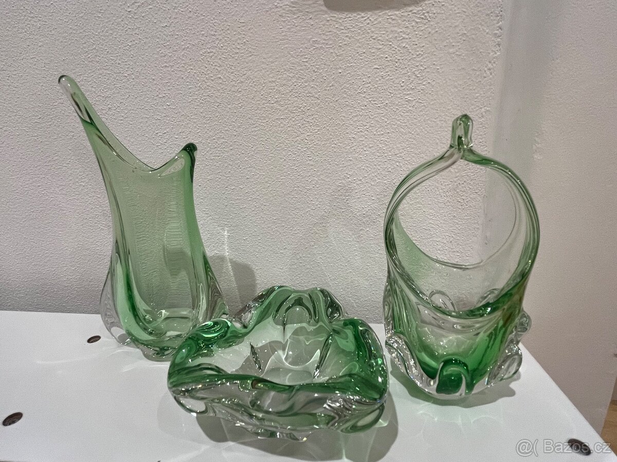 Hutní sklo - zelená váza, popelník a košíček