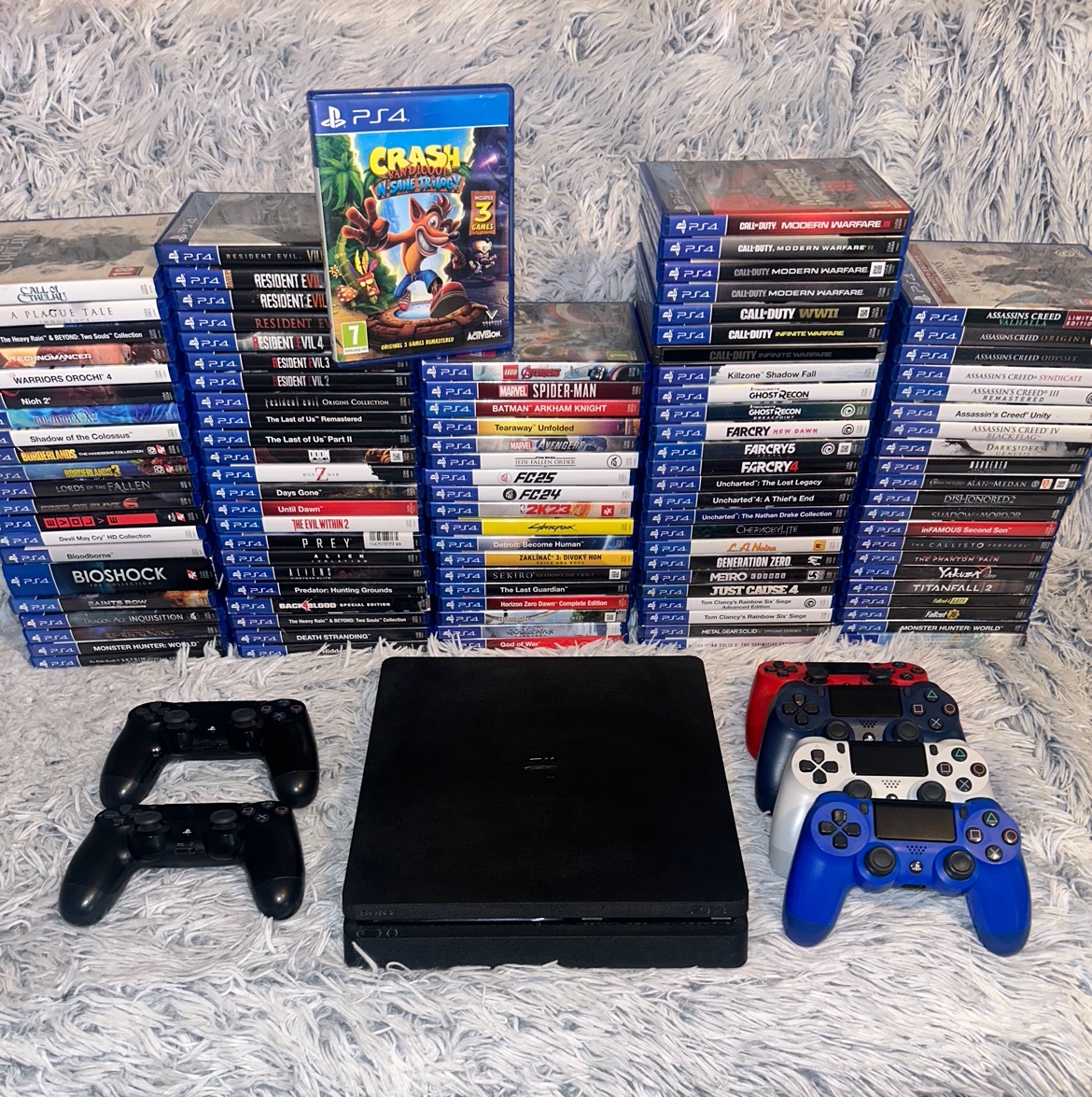 Playstation 4 slim , model CUH-2216B
