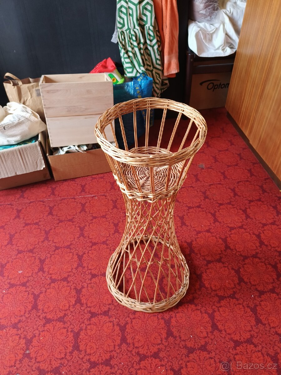 Ratanový stojánek na kytku