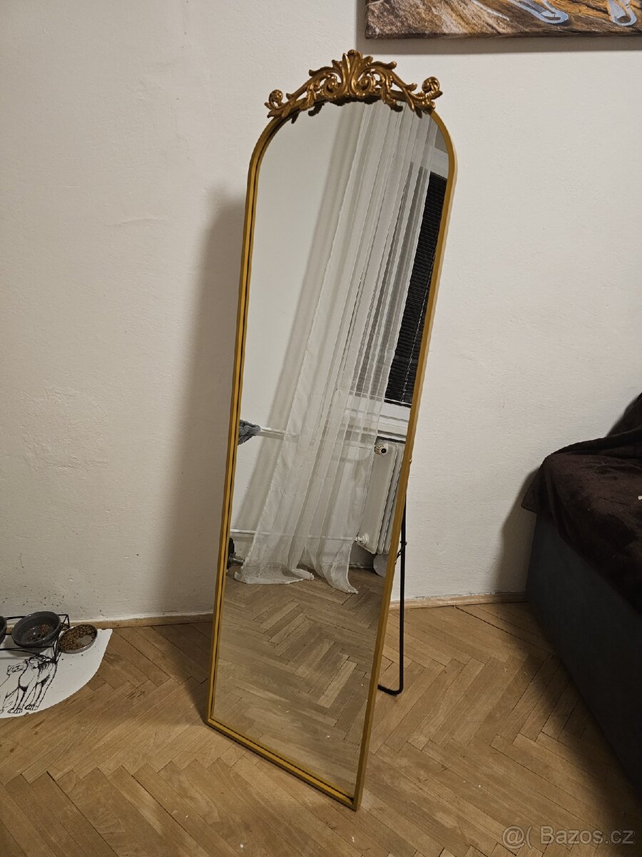 Samostatně stojící zrcadlo