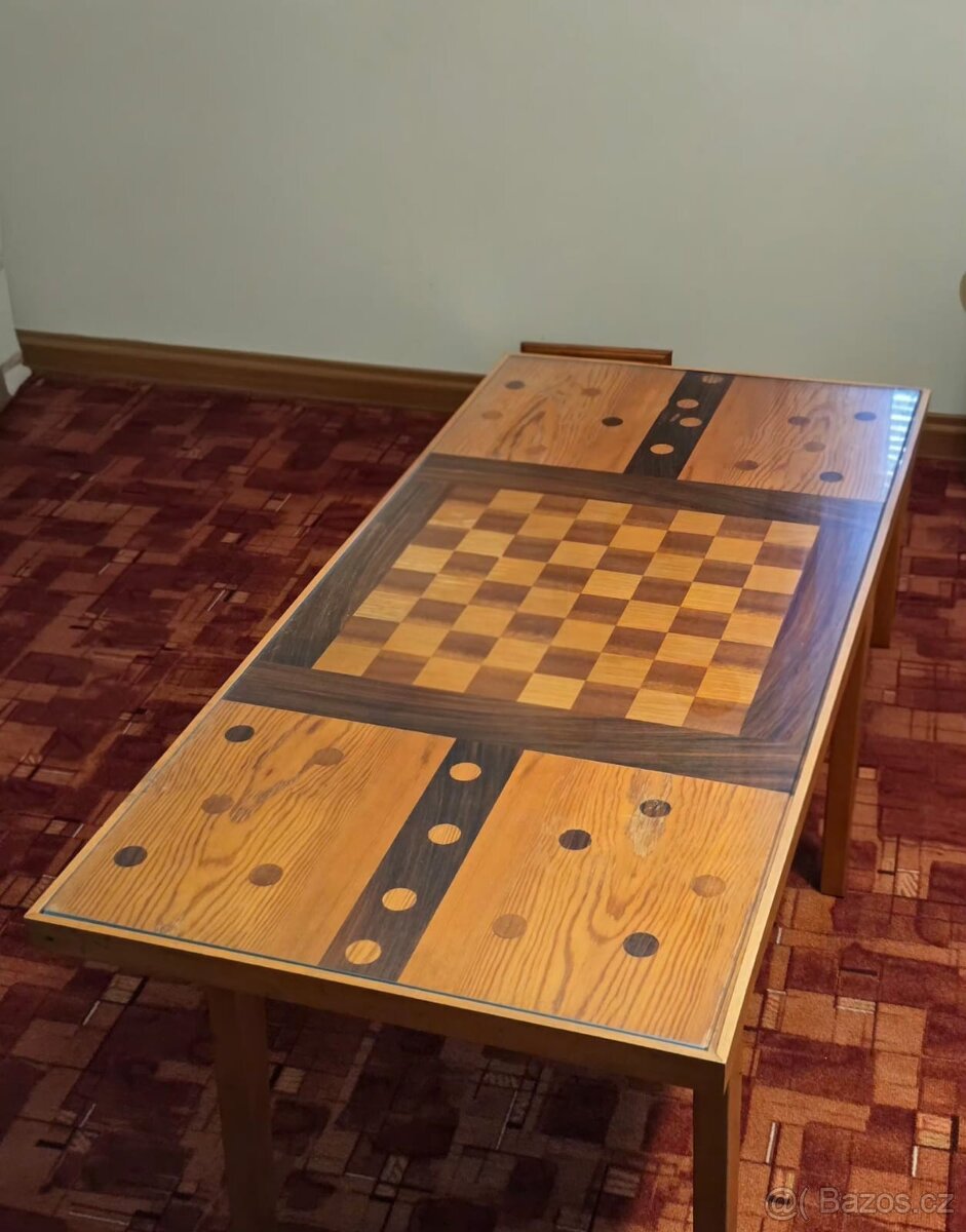 Konferenční stůl se šachovnicí