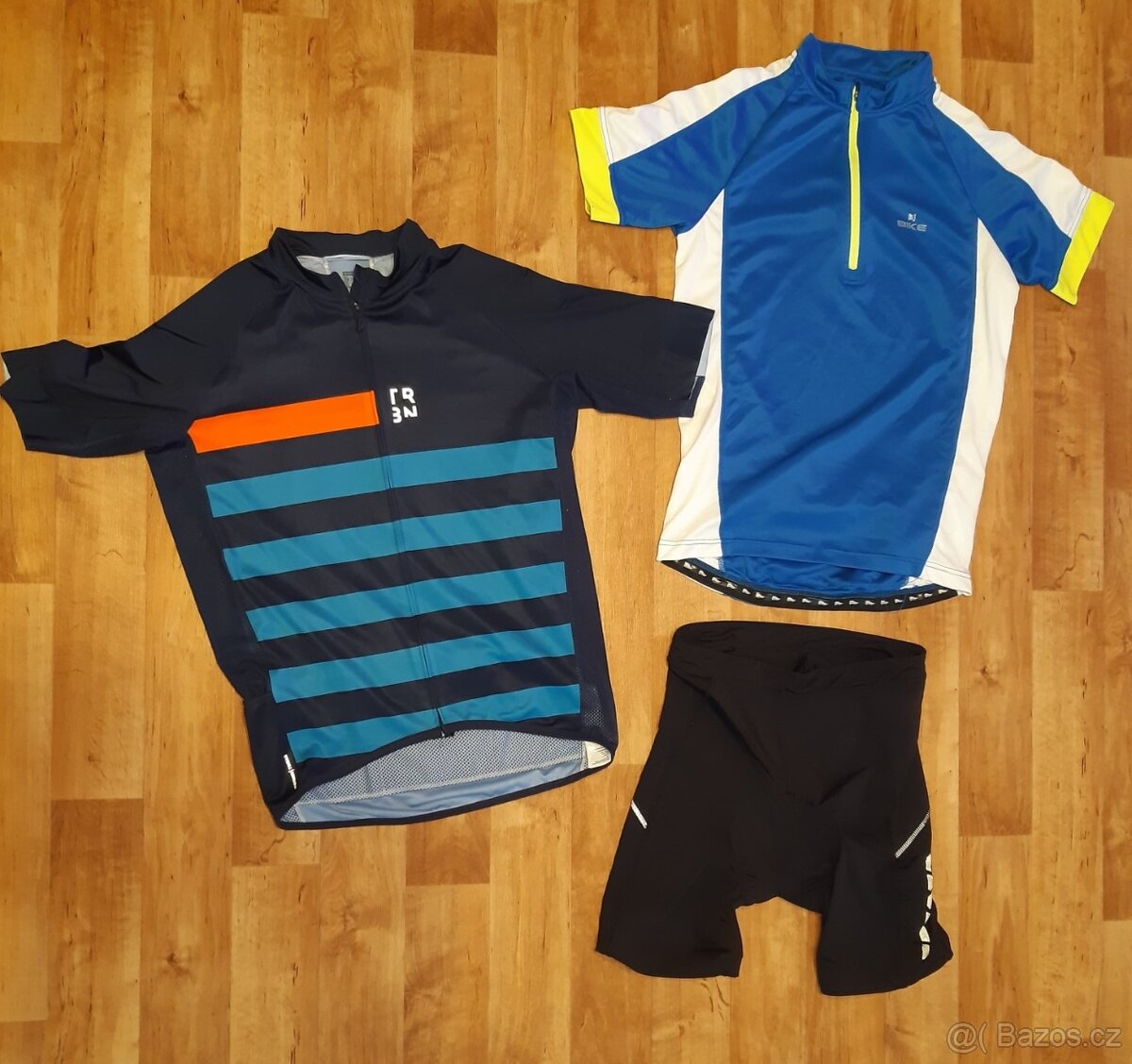 Cyklistické oblečení vel.M: trička, kalhoty, rukavice, brýle