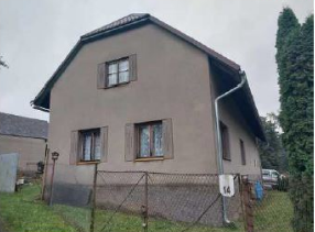 Rodinný dům se zahradou, garáží a stodolou -