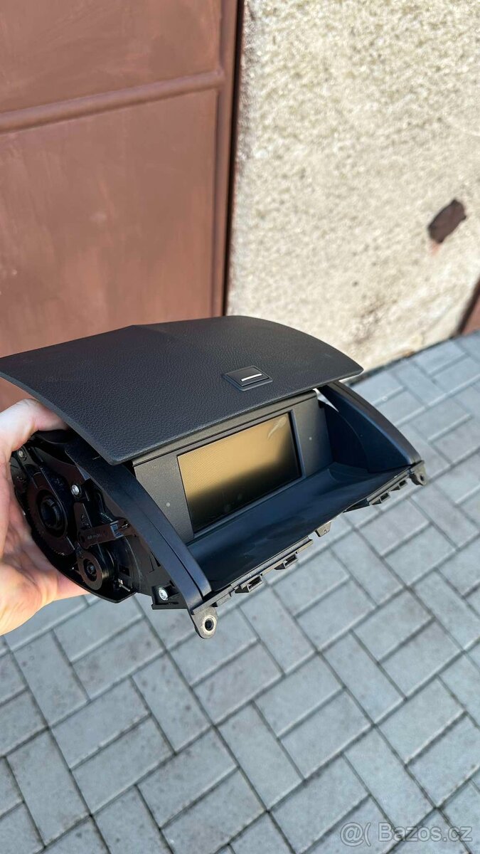 Display rádia Mercedes c w204