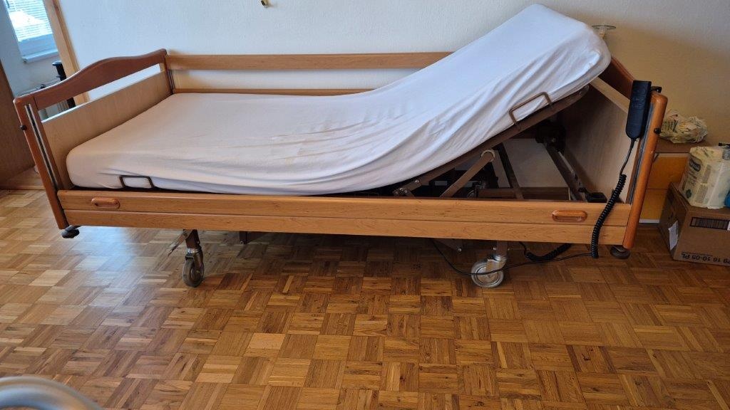 Elektrická zdravotní polohovací postel pro seniory