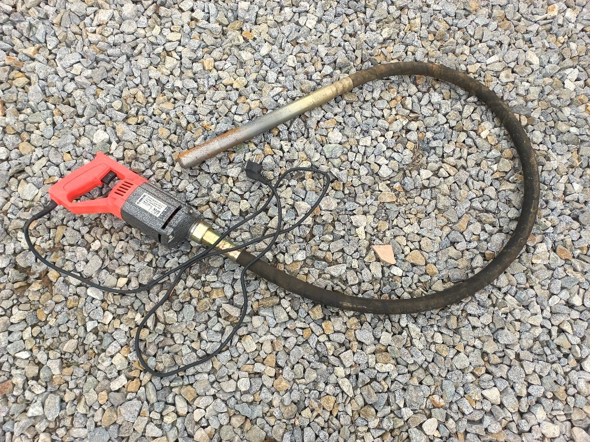 Pronájem ponorného vibrátoru do betonu
