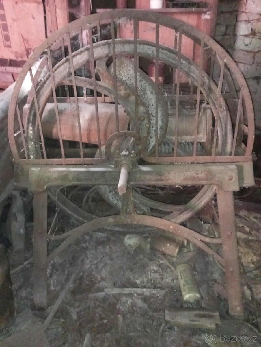 Velká řezačka na kopřivy - výška 135 cm