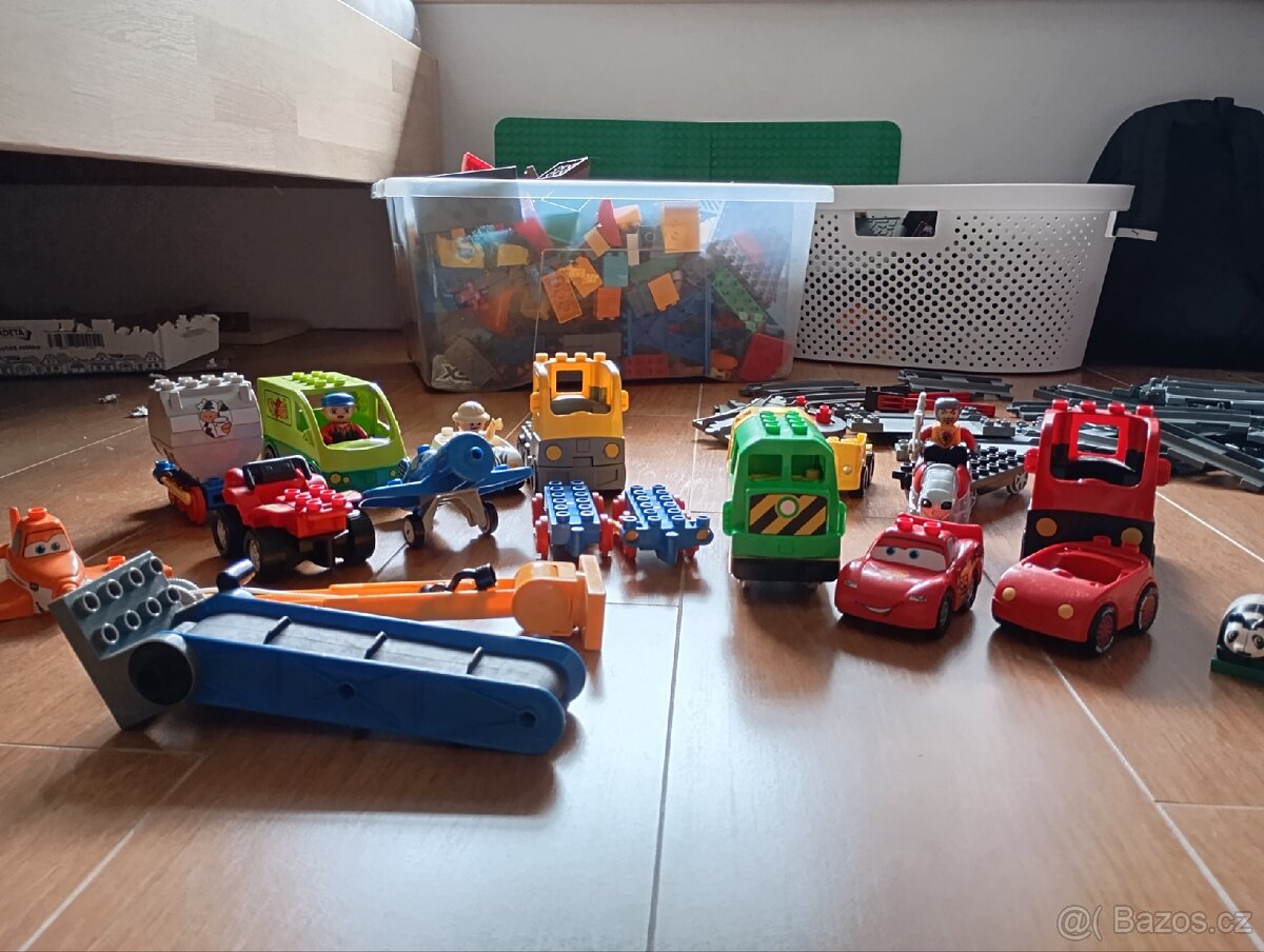 LEGO DUPLO - velký mix kostek, kolejí, aut a dalsi (komplet)