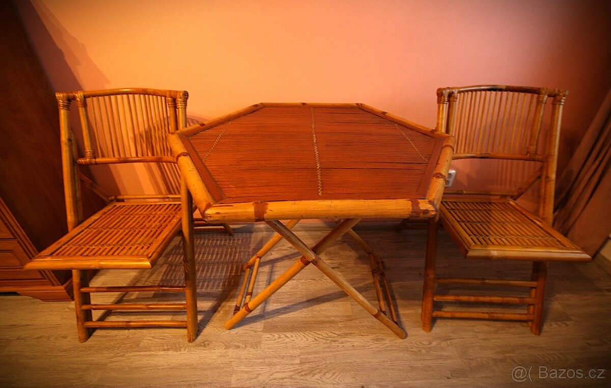 Prodám pěkný stůl a dvě židle.