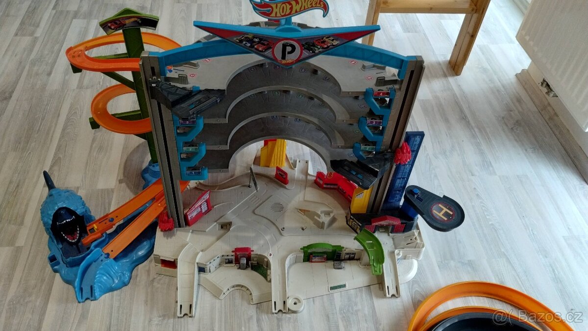 Hotwheels garáž + další dráhy