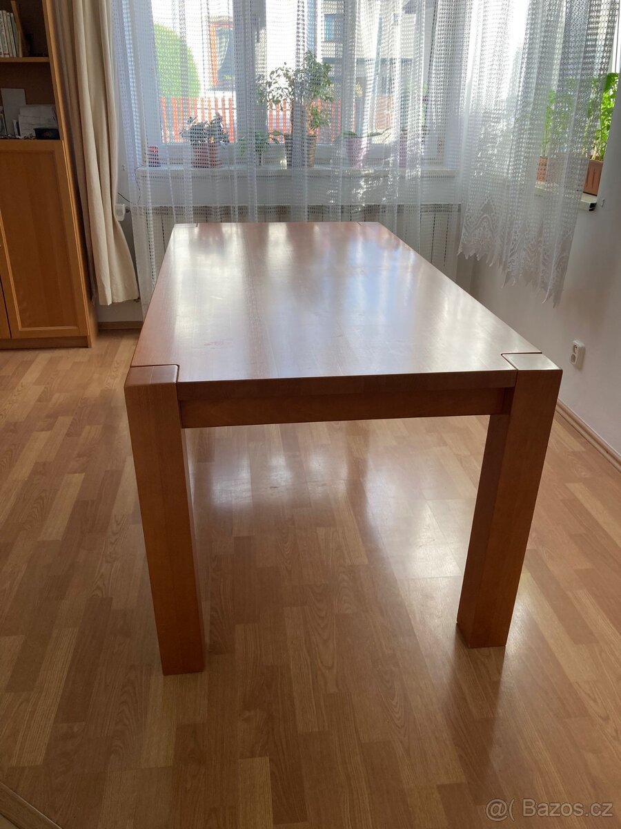 Velký rodinný stůl z masivu