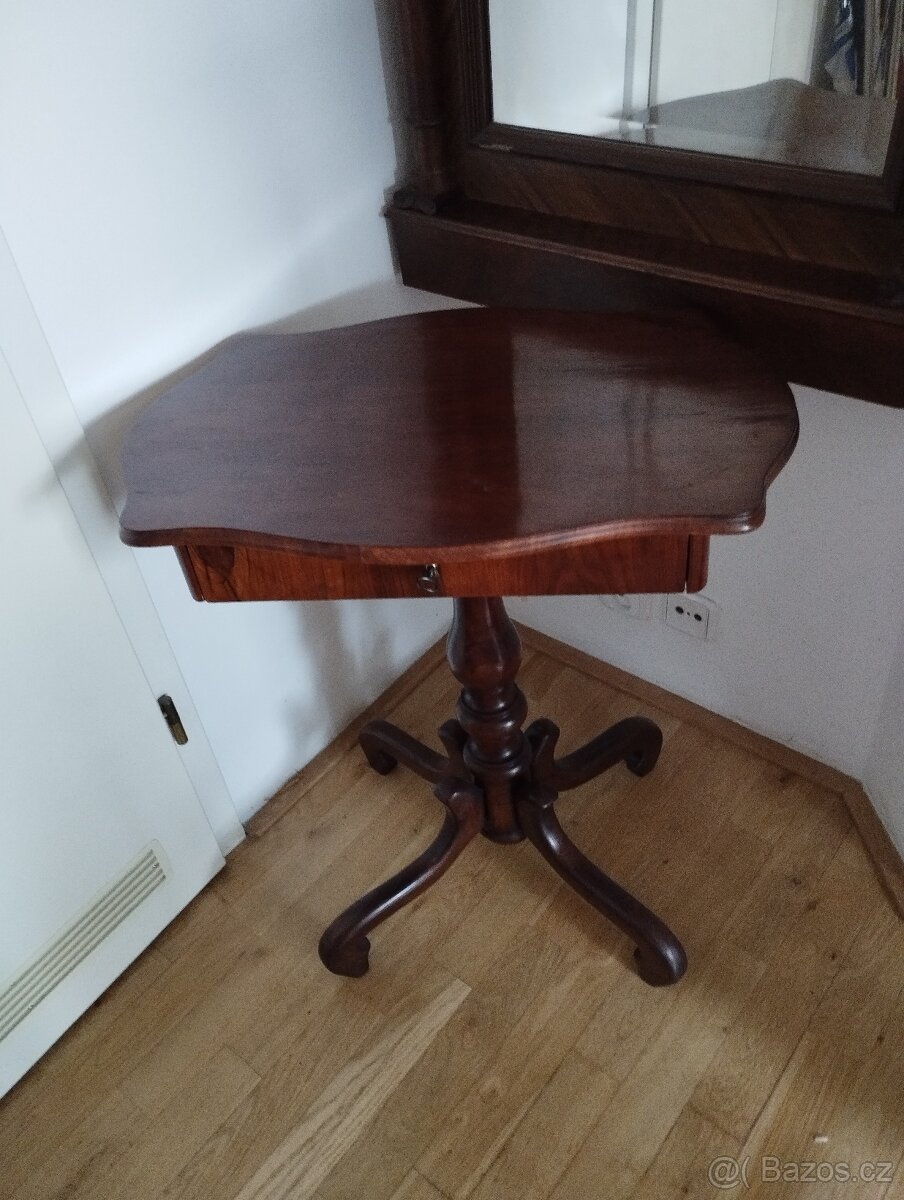 starožitný nabytek