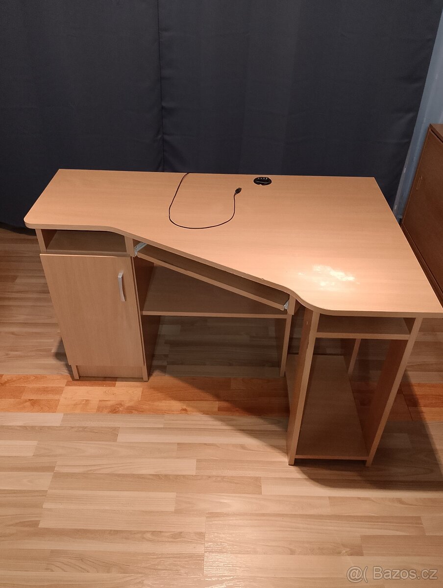 Prodám psací rohový stůl