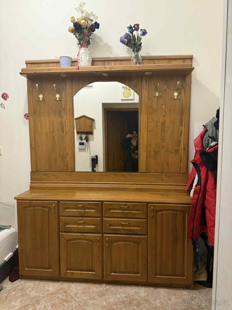 Předsíňová skříň