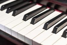ZPĚVAČKA HLEDÁ KLÁVESÁKA/PIANISTU PARDUBICE