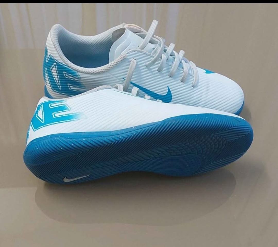 Sálové boty Nike 35