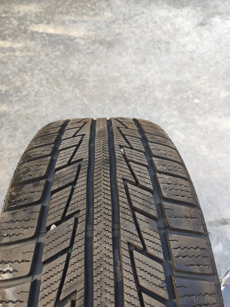 Zimní pneu 215/40/17