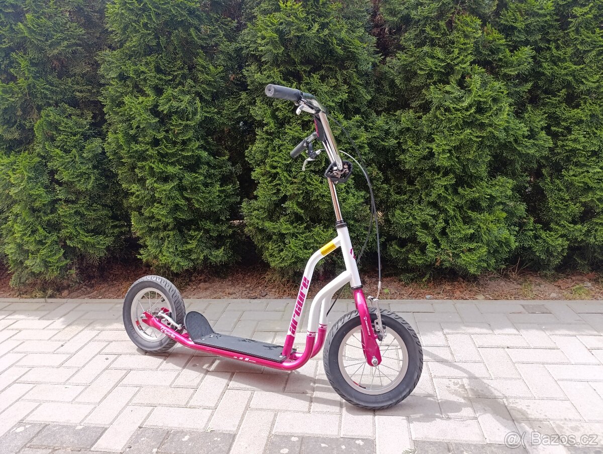 Dětské odrážedlo, koloběžka
