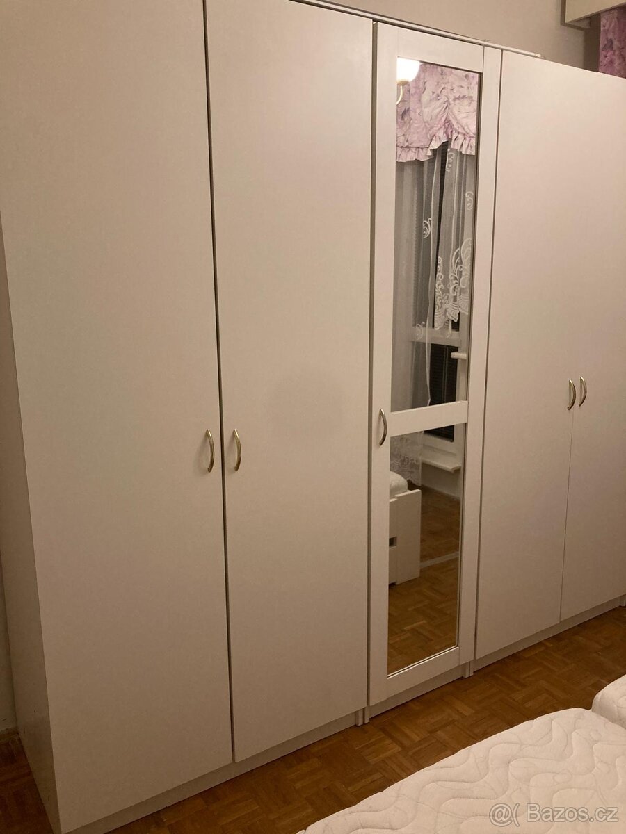Šatní skříně 2 skříně + malou skříňku.