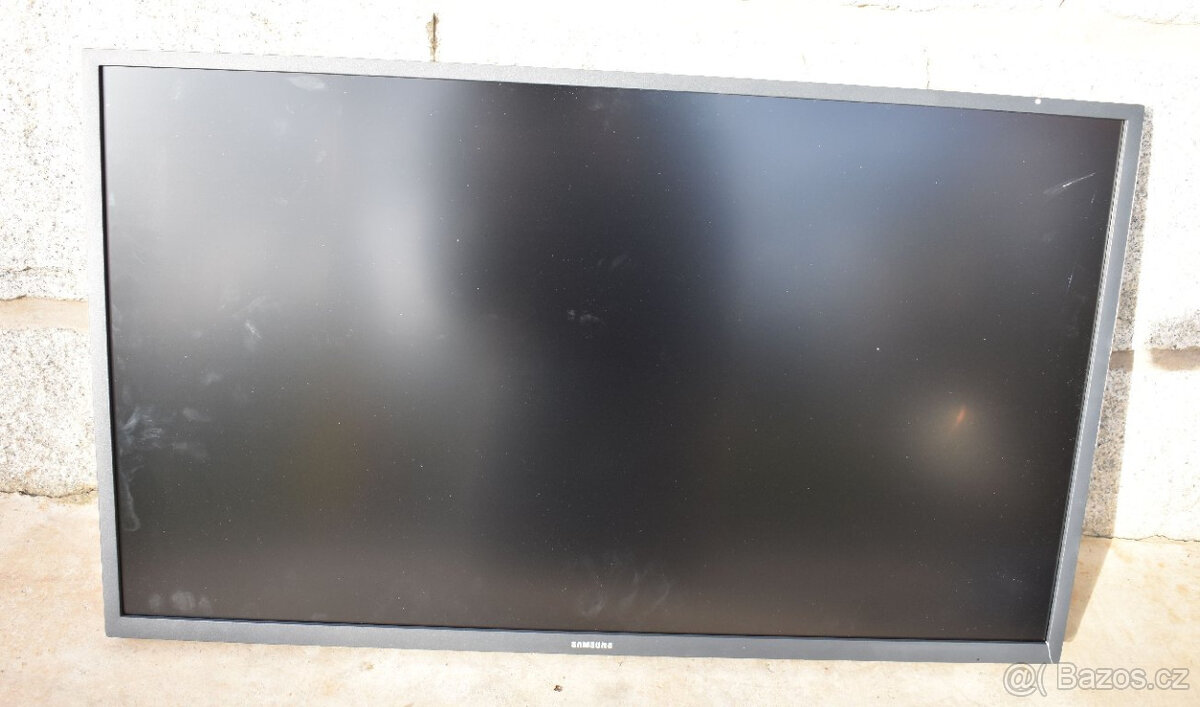 monitor Samsung U32J590UQ s poškozeným panelem