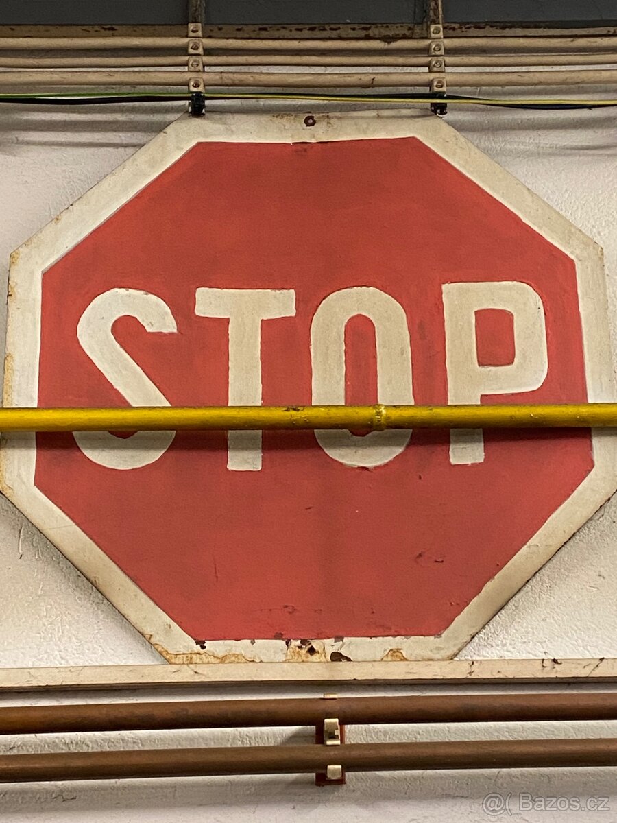 Velká dopravní reklamní cedule značka STOP
