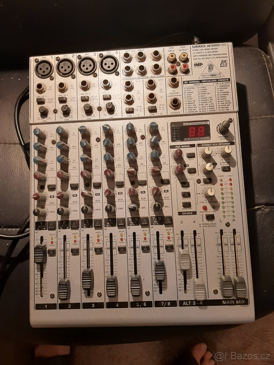 Mixážní pult BEHRINGER UB1204FX