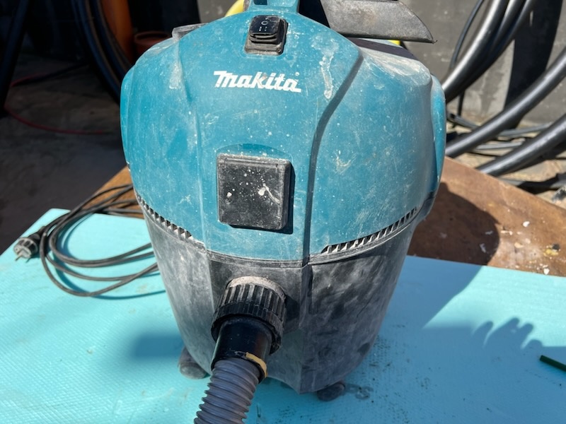 Vysavač Makita VC 2511