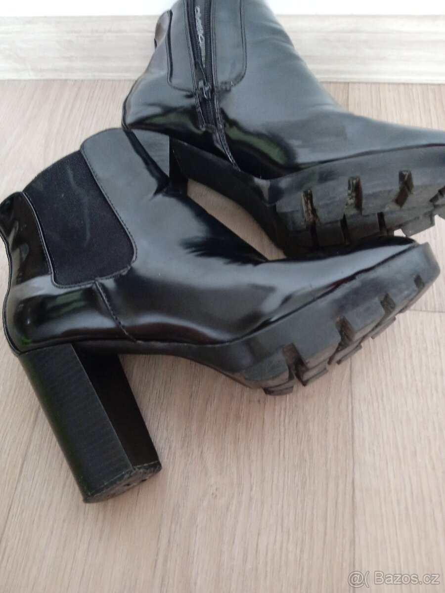 Kotníkové boty na podpatku vel.41