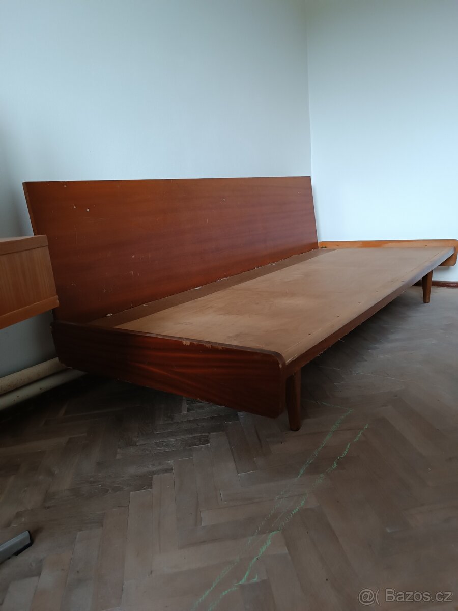Stará postel.