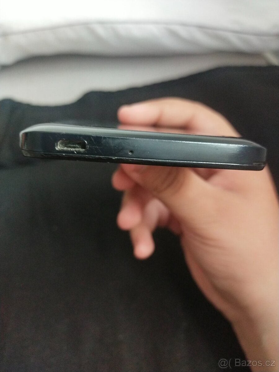 Prodám starší mobilní telefon huawei
