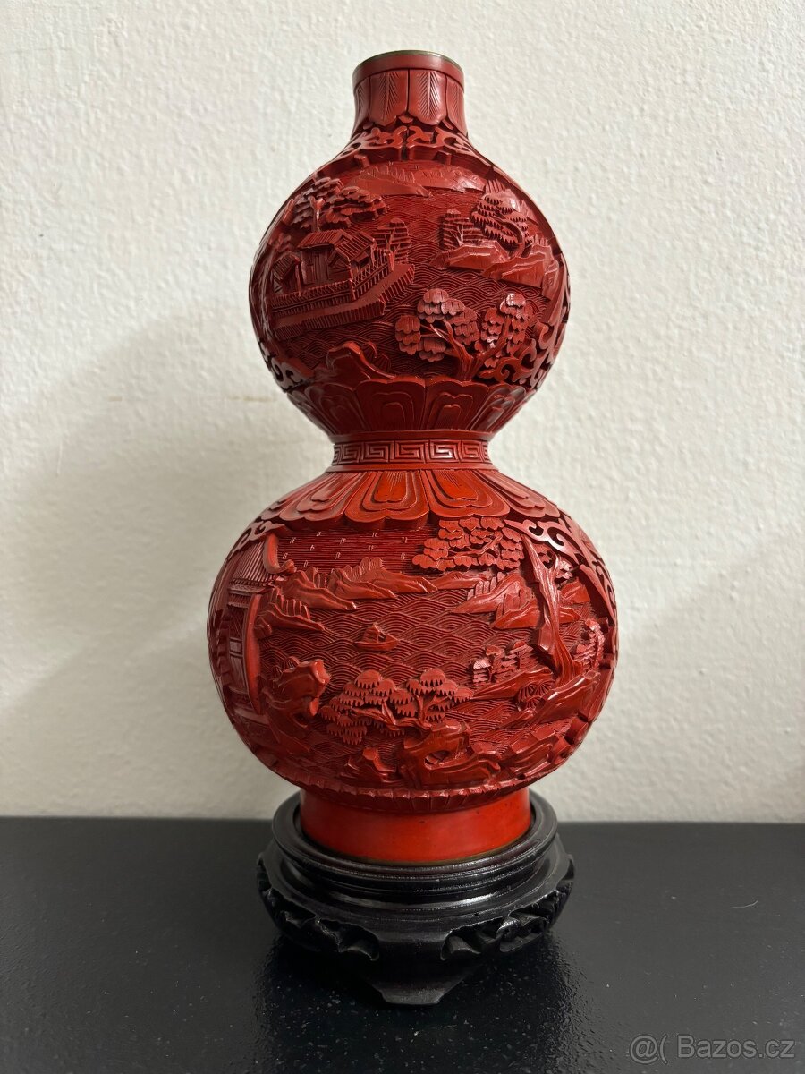 Váza - řezba v Čínském laku