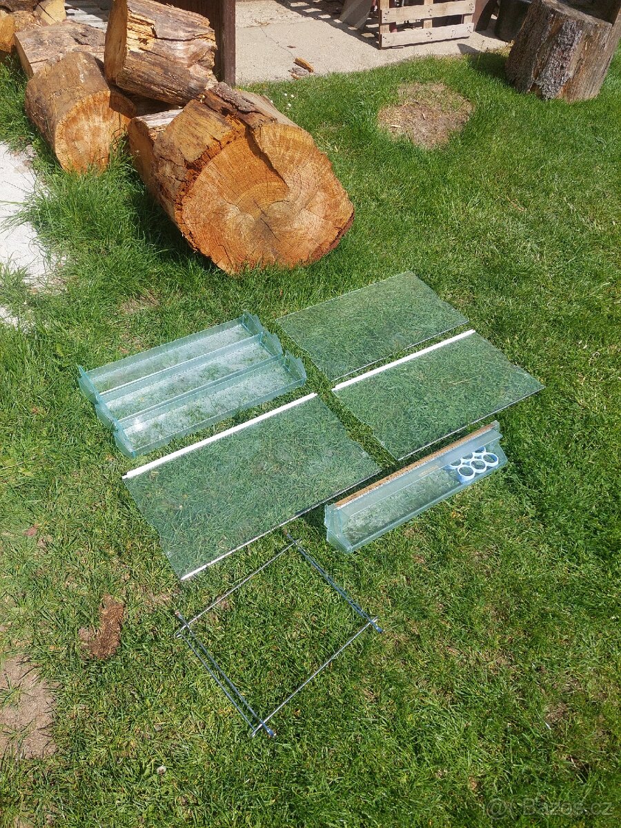 Police z lednice Liebherr