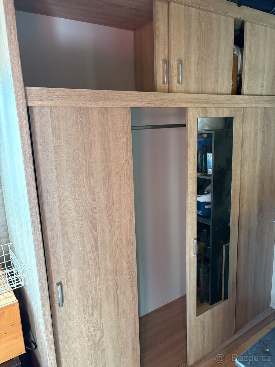 Prodám komody,skříně,kuchyň,botník,rohové sezení z masivu